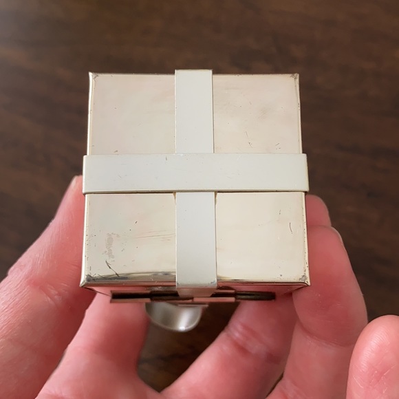 GUC metallic ring box with hinge and bow on top - Picture 8 of 13